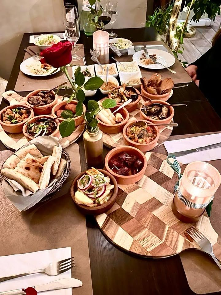 Mezze-Tisch mit vielen Gerichten