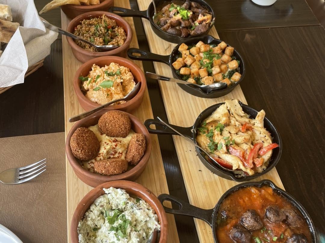 Langer Mezze-Tisch