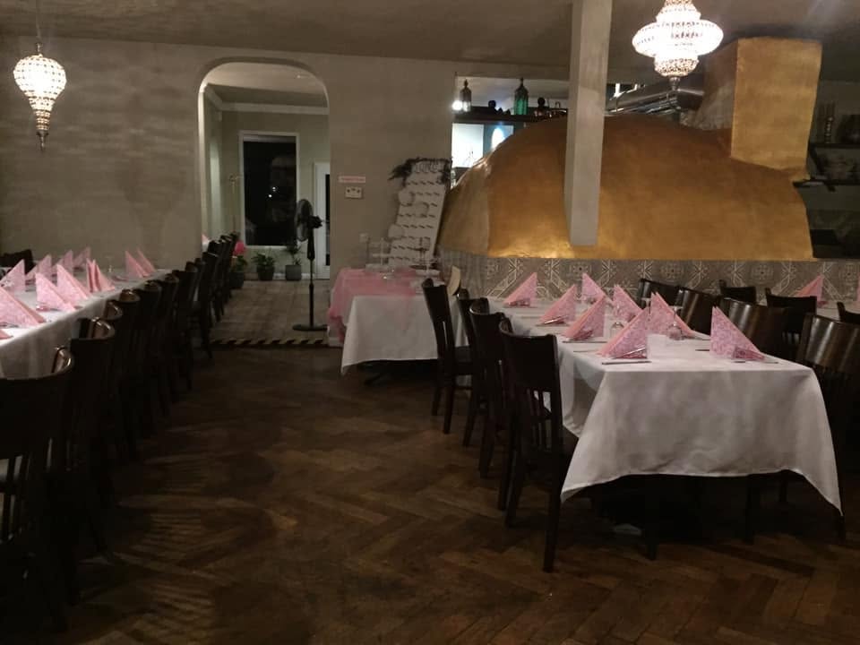 Babas Innenraum mit Lehmofen