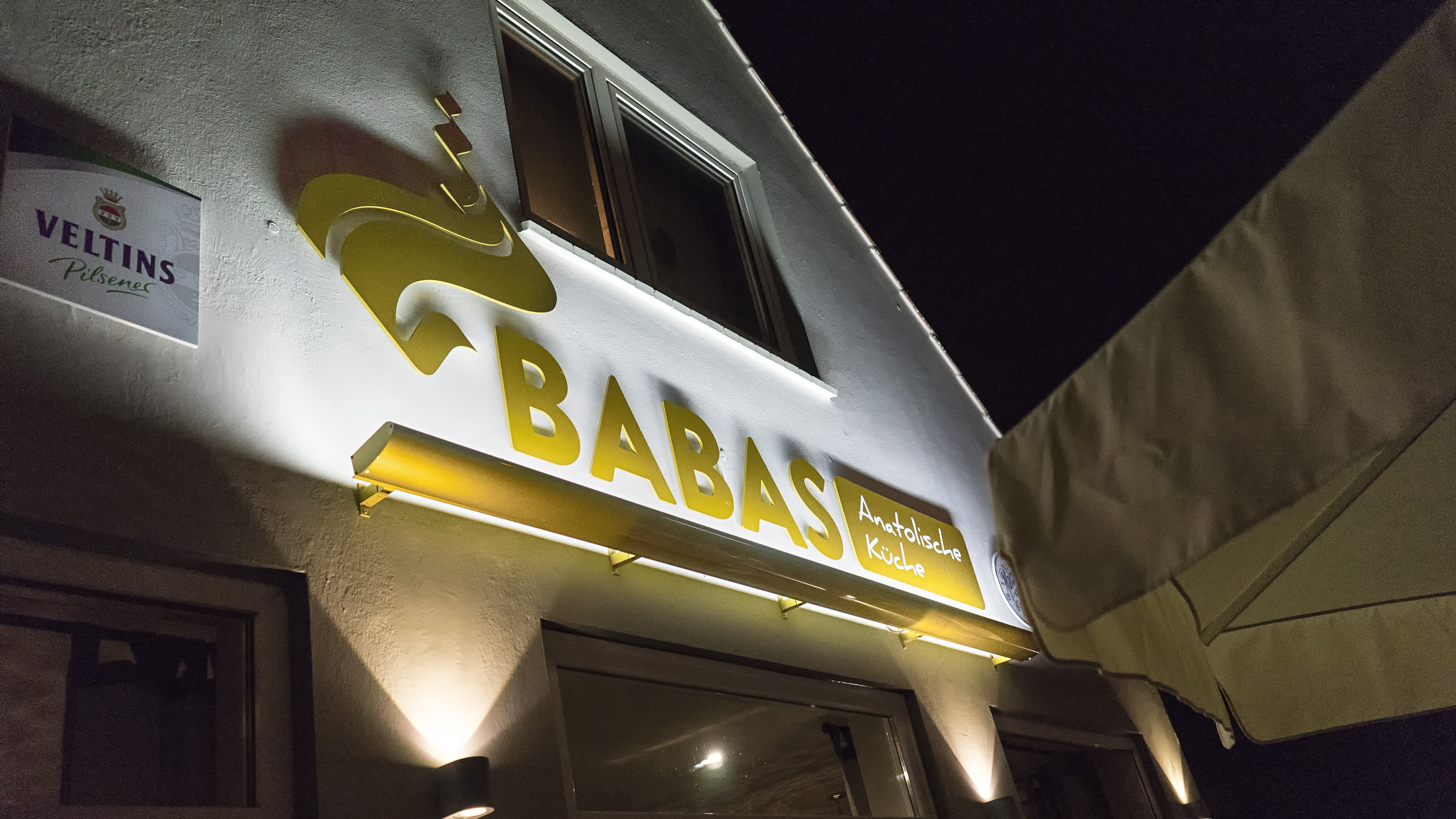 Babas Restaurant von außen bei Nacht